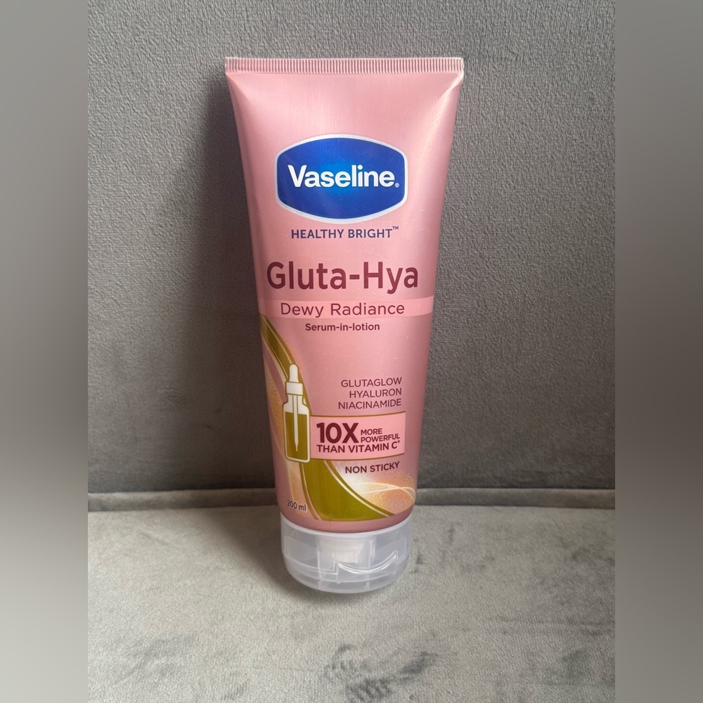 Vaseline Gluta-Hya Dewy Radiance Serum-in-Lotion Moisturizer 200ml New